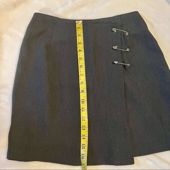 VINTAGE 90’s Safety Pin Mini Skirt 🧷 - Picture 9 of 10
